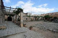 Le village d'Adele en Crète. La pergola et la porte orientale du monastère d'Arkadi. Cliquer pour agrandir l'image dans Adobe Stock (nouvel onglet).