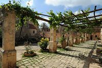 Le village d'Adele en Crète. La pergola de l'aile orientale du monastère d'Arkadi. Cliquer pour agrandir l'image dans Adobe Stock (nouvel onglet).