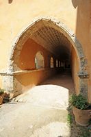 Le village d'Adele en Crète. La galerie des moines (mesokoumia) du monastère d'Arkadi. Cliquer pour agrandir l'image dans Adobe Stock (nouvel onglet).