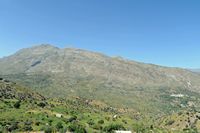 Le village d’Agia Galini en Crète. Le mont Kédros, Krya Vryssi et Orné vus depuis Mélampès. Cliquer pour agrandir l'image dans Adobe Stock (nouvel onglet).