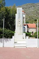 Le village d’Agia Galini en Crète. Le monument aux morts de Krya Vryssi. Cliquer pour agrandir l'image dans Adobe Stock (nouvel onglet).