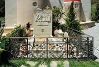 Le village d’Agia Galini en Crète. Tombe des moines du monastère du Saint-Esprit à Kissos. Cliquer pour agrandir l'image dans Adobe Stock (nouvel onglet).
