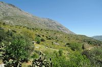 Le village d’Agia Galini en Crète. La falaise et les gorges à l'est de Kentrochori. Cliquer pour agrandir l'image dans Adobe Stock (nouvel onglet).