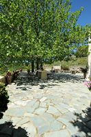 Le village d’Agia Galini en Crète. Jardin du monastère du Saint-Esprit à Kissos. Cliquer pour agrandir l'image dans Adobe Stock (nouvel onglet).