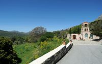 Le village d’Agia Galini en Crète. Le monastère du Saint-Esprit à Kissos. Cliquer pour agrandir l'image dans Adobe Stock (nouvel onglet).