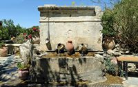 Le village d’Agia Galini en Crète. Fontaine du monastère du Saint-Esprit à Kissos. Cliquer pour agrandir l'image dans Adobe Stock (nouvel onglet).