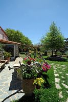 Le village d’Agia Galini en Crète. Jardin du monastère du Saint-Esprit à Kissos. Cliquer pour agrandir l'image dans Adobe Stock (nouvel onglet).