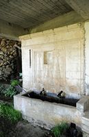 Le village d’Agia Galini en Crète. La vieille fontaine de Kissos. Cliquer pour agrandir l'image dans Adobe Stock (nouvel onglet).