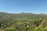Le village d’Agia Galini en Crète. La partie centrale du mont Assiderotas vue depuis Kissos. Cliquer pour agrandir l'image dans Adobe Stock (nouvel onglet).