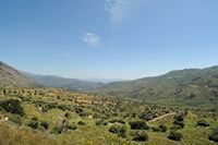 Le village d’Agia Galini en Crète. La vallée entre le mont Kédros et le mont Assidérotas. Cliquer pour agrandir l'image dans Adobe Stock (nouvel onglet).