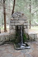 Les gorges de Samaria en Crète. Fontaine près de la chapelle du Seigneur Christ. Cliquer pour agrandir l'image dans Adobe Stock (nouvel onglet).