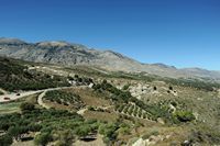 Le village d'Agia Varvara en Crète. Le mont Koudouni vu depuis la colline de Patela. Cliquer pour agrandir l'image dans Adobe Stock (nouvel onglet).