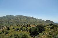 Le village d’Agios Pavlos en Crète. La partie occidentale du mont Assiderotas vue depuis Kissos. Cliquer pour agrandir l'image dans Adobe Stock (nouvel onglet).