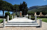 Le village d’Amari en Crète. Le monument aux morts de Gerakari. Cliquer pour agrandir l'image dans Adobe Stock (nouvel onglet).