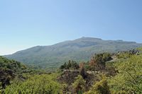 Le village d’Amari en Crète. Le versant nord du mont Kédros vu depuis la route de Méronas à Gérakari. Cliquer pour agrandir l'image dans Adobe Stock (nouvel onglet).