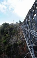 Le village d’Anopoli en Crète. Le viaduc Varadinogiannis au-dessus des gorges d'Aradaina. Cliquer pour agrandir l'image dans Adobe Stock (nouvel onglet).