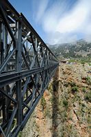Le village d’Anopoli en Crète. Le viaduc Varadinogiannis au-dessus des gorges d'Aradaina. Cliquer pour agrandir l'image dans Adobe Stock (nouvel onglet).