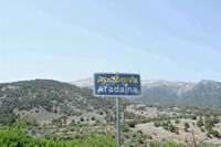 Le village d’Anopoli en Crète. Panneau du village d'Aradaina. Cliquer pour agrandir l'image dans Adobe Stock (nouvel onglet).