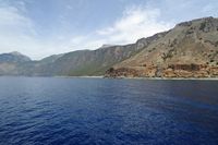 Le village d’Anopoli en Crète. La côte à l'ouest de Loutro. Cliquer pour agrandir l'image dans Adobe Stock (nouvel onglet).