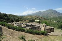 Le village d’Assomatos en Crète. Le monastère Moni Preveli d'En bas vu du sud-est avec le mont Kouroupas en arrière-plan. Cliquer pour agrandir l'image dans Adobe Stock (nouvel onglet).