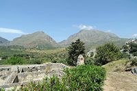 Le village d’Assomatos en Crète. Le monastère Moni Preveli d'En bas vu du sud avec les gorges de Frati en arrière-plan. Cliquer pour agrandir l'image dans Adobe Stock (nouvel onglet).