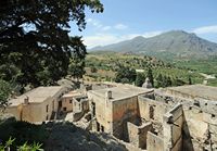 Le village d’Assomatos en Crète. Le monastère Moni Preveli d'En bas vu du sud-est avec le mont Kouroupas en arrière-plan. Cliquer pour agrandir l'image dans Adobe Stock (nouvel onglet).