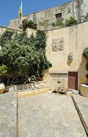 Le village d’Assomatos en Crète. La fontaine du monastère Moni Preveli. Cliquer pour agrandir l'image dans Adobe Stock (nouvel onglet).