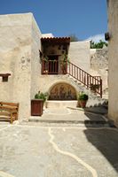 Le village d’Assomatos en Crète. Cellules du monastère Moni Preveli. Cliquer pour agrandir l'image dans Adobe Stock (nouvel onglet).
