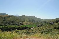 La ville de Spili en Crète. La vallée du Megalopotamos près de Kato Preveli. Cliquer pour agrandir l'image dans Adobe Stock (nouvel onglet).