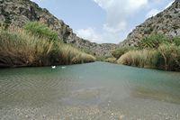 Le village d’Assomatos en Crète. L'embouchure du fleuve Megalopotamos à Preveli. Cliquer pour agrandir l'image dans Adobe Stock (nouvel onglet).