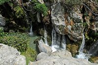 Le village d’Assomatos en Crète. Les chutes d'eau des gorges de la Kourtaliotis. Cliquer pour agrandir l'image dans Adobe Stock (nouvel onglet).