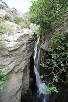 Le village d’Assomatos en Crète. Les chutes d'eau des gorges de la Kourtaliotis. Cliquer pour agrandir l'image dans Adobe Stock (nouvel onglet).