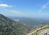 Le village d'Avdou en Crète. La vallée d'Avdou vue depuis le Col des Vignes. Cliquer pour agrandir l'image dans Adobe Stock (nouvel onglet).
