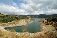 Le village d'Avdou en Crète. Le lac de barrage de la rivière Aposelemis dans la vallée d'Avdou. Cliquer pour agrandir l'image dans Adobe Stock (nouvel onglet).