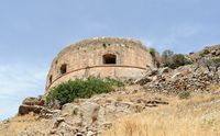 L’île de Spinalonga en Crète. La demi-lune de Mocenigo de la forteresse de Spinalonga. Cliquer pour agrandir l'image dans Adobe Stock (nouvel onglet).