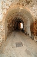 L’île de Spinalonga en Crète. La porte du sud ou porte de Dante de la forteresse de Spinalonga. Cliquer pour agrandir l'image dans Adobe Stock (nouvel onglet).