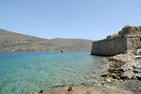 L’île de Spinalonga en Crète. Le flanc de Genese de la forteresse de Spinalonga. Cliquer pour agrandir l'image dans Adobe Stock (nouvel onglet).