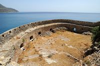 L’île de Spinalonga en Crète. La demi-lune de Michiel de la forteresse de Spinalonga. Cliquer pour agrandir l'image dans Adobe Stock (nouvel onglet).