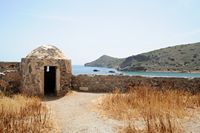 L’île de Spinalonga en Crète. Le demi-bastion de Scaramelli de la forteresse de Spinalonga. Cliquer pour agrandir l'image dans Adobe Stock (nouvel onglet).
