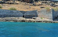 L’île de Spinalonga en Crète. Le saillant de Rangone et la porte auxilliaire de l'est de la forteresse de Spinalonga. Cliquer pour agrandir l'image dans Adobe Stock (nouvel onglet).