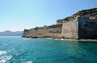 L’île de Spinalonga en Crète. Le semi-bastion de Scaramelli de la forteresse de Spinalonga. Cliquer pour agrandir l'image dans Adobe Stock (nouvel onglet).