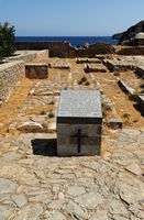 L’île de Spinalonga en Crète. Le cimetière de la léproserie de Spinalonga. Cliquer pour agrandir l'image dans Adobe Stock (nouvel onglet).