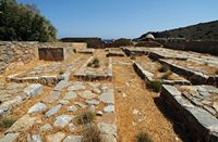 L’île de Spinalonga en Crète. Le cimetière de la léproserie de Spinalonga. Cliquer pour agrandir l'image dans Adobe Stock (nouvel onglet).