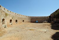 L’île de Spinalonga en Crète. La demi-lune Michiel de la forteresse de Spinalonga. Cliquer pour agrandir l'image dans Adobe Stock (nouvel onglet).