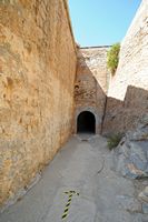 L’île de Spinalonga en Crète. La porte du sud, ou Porte de Dante, de la forteresse de Spinalonga. Cliquer pour agrandir l'image dans Adobe Stock (nouvel onglet).