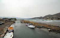 Le village d’Élounda en Crète. Le canal de l'isthme de Poros ou Spinalonga. Cliquer pour agrandir l'image dans Adobe Stock (nouvel onglet).