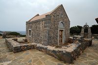 Le village d’Élounda en Crète. L'église Saint-Luc sur la presqu'île de Spinalonga. Cliquer pour agrandir l'image dans Adobe Stock (nouvel onglet).