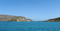 Le village d’Élounda en Crète. La forteresse de Spinalonga. Cliquer pour agrandir l'image dans Adobe Stock (nouvel onglet).