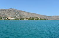 Le village d’Élounda en Crète. Le massif du cap Saint-Jean. Cliquer pour agrandir l'image dans Adobe Stock (nouvel onglet).