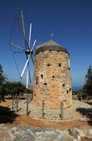 Le village d’Élounda en Crète. Moulin à vent retauré à Skinias. Cliquer pour agrandir l'image dans Adobe Stock (nouvel onglet).
